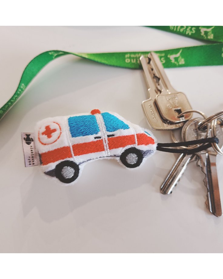 pluszowy brelok w kształcie karetki