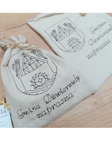 haft z dużym logo o wymiarach max 24x20 cm