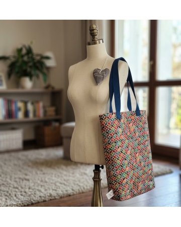 Torba shopperka prezentowana na manekinie