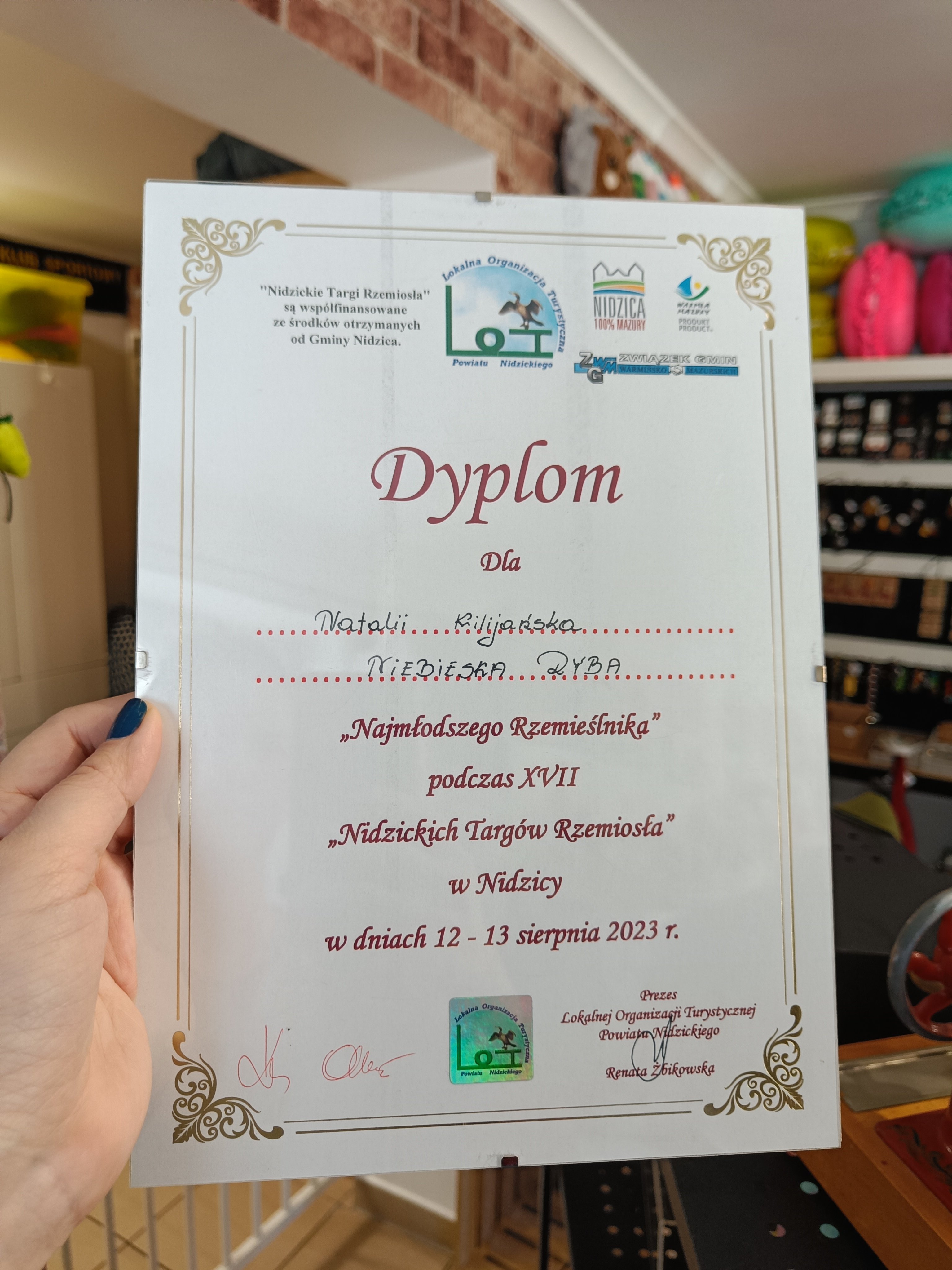 Dyplom dla najmłodszego rzemieślnika podczas XVII Nidzickich Targów Rzemiosła